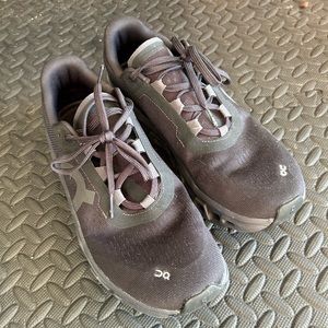 Cloud monster in black/magnet size 9.